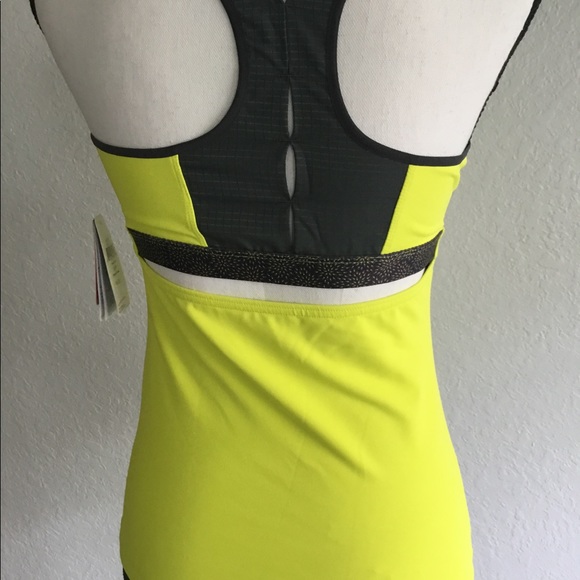 Mountain Hardware active wear top., petite small. - Picture 3 of 8